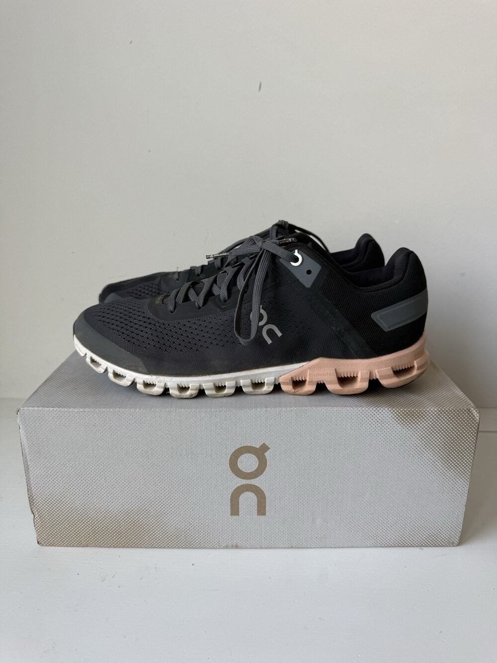 On Cloudflow Womens Size 9 Gray Black Rock/Rose Running Walking Sneakers